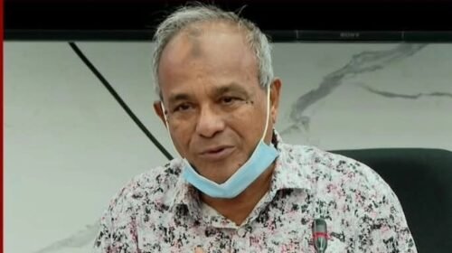 কুমিল্লার মুরাদনগরের মতো ঘটনা দেশে যাতে আর না ঘটে, সে বিষয়ে আইনশৃঙ্খলা বাহিনী কঠোর অবস্থানে রয়েছে বলে জানিয়েছেন স্বরাষ্ট্র উপদেষ্টা, অবসরপ্রাপ্ত লেফটেন্যান্ট জেনারেল জাহাঙ্গীর আলম চৌধুরী। এ ছাড়া, এমন ঘটনাগুলোর ক্ষেত্রে আসামিদের দ্রুত গ্রেফতার করা হচ্ছে বলেও জানান তিনি। আজ বুধবার (২ জুলাই) দুপুরে রাজধানীর আগারগাঁওয়ে ধান গবেষণা ইনস্টিটিউটে একটি অনুষ্ঠানে সাংবাদিকদের প্রশ্নের জবাবে তিনি এসব কথা বলেন। স্বরাষ্ট্র উপদেষ্টা জানান, যথাযথ আইনি প্রক্রিয়া মেনেই স্থানীয় সরকার উপদেষ্টা আসিফ মাহমুদ সজিব ভূঁইয়া অস্ত্রের লাইসেন্স পেয়েছেন। তবে অস্ত্রের ম্যাগাজিন বহনের ঘটনাটি ভুল ছিল বলে আবারও উল্লেখ করেন তিনি। তিনি আরও বলেন, দেশের যথেষ্ট চাল উৎপাদন হচ্ছে, তবে দাম বেশি। কিছু মানুষ নিজেদের লাভের জন্য এমন কাজ করছে, যার ফলে সাধারণ মানুষ ক্ষতিগ্রস্ত হচ্ছে। সাংবাদিকদের উদ্দেশে স্বরাষ্ট্র উপদেষ্টা বলেন, আমাদের ভুল-ত্রুটি থাকলে অবশ্যই বলবেন। ভুল থেকে শিক্ষা নেবো। আমিও যদি দুর্নীতি করি,